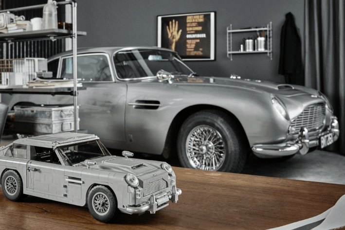 El iconico Aston Martin DB5 de James Bond junto con su repicla hecha por LEGO Creator
